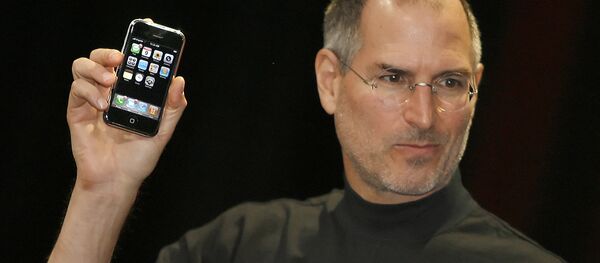Apple компаниясынын аткаруучу диркетору Стив Джобс эң биринчи үлгүдөгү iPhone уюлдук телефонунун презентациясы учурунда, 9 январь 2007 жыл - Sputnik Кыргызстан