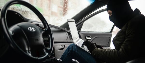 Мужчина имитирует вскрытие автомобиля и его угон. Архивное фото - Sputnik Кыргызстан