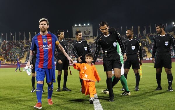 Встреча состоялась, когда Барселона прилетела в Катар, где аргентинец лично встретился со своим юным поклонником - Sputnik Кыргызстан