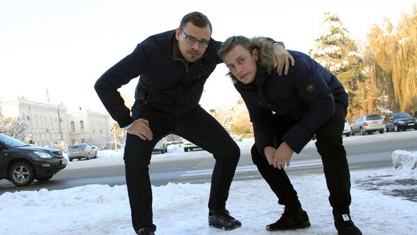 Кыргызстанские юмористы участники проекта Minimum Денис Муравьев и Дмитрий Мизрахи (слева на право) - Sputnik Кыргызстан