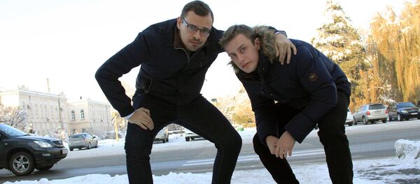 Кыргызстанские юмористы участники проекта Minimum Денис Муравьев и Дмитрий Мизрахи (слева на право) Кыргызстанские юмористы участники проекта Minimum Денис Муравьев и Дмитрий Мизрахи (слева на право) - Sputnik Кыргызстан