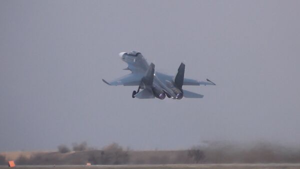 Истребители Су-30СМ в небе над Крымом. Кадры тренировочного полета - Sputnik Кыргызстан