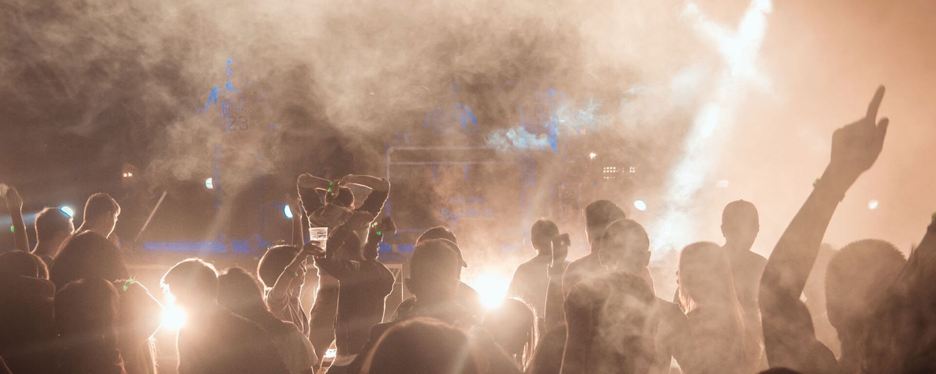 Дискотекага келгендер. Иллюстративдик сүрөт - Sputnik Кыргызстан, 1920, 16.03.2025