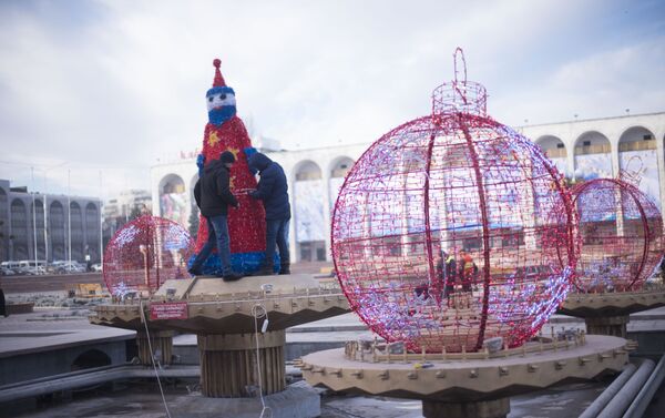 Другой элемент декора — фигуры снеговика, Деда Мороза и шести оленей. - Sputnik Кыргызстан