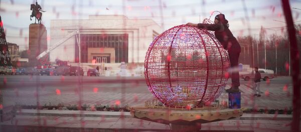 Подготовка площади Ала-Тоо к Новому Году в Бишкеке - Sputnik Кыргызстан