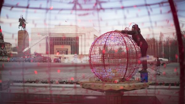Подготовка площади Ала-Тоо к Новому Году в Бишкеке - Sputnik Кыргызстан