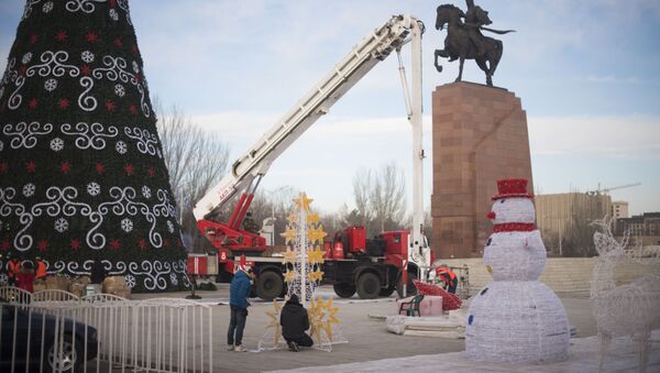 Сотрудники муниципальной службы устанавливают гирлянды на главную новогоднюю елку страны на площади Ала-Тоо в Бишкеке - Sputnik Кыргызстан