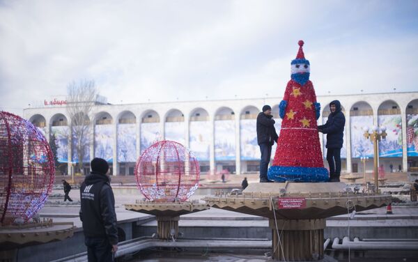 Ранее мэрия установила главную елку страны, сейчас ее украшают. - Sputnik Кыргызстан