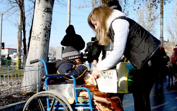 Активисты провели в Бишкеке акцию Другие люди с целью помощи бездомным и малоимущим - Sputnik Кыргызстан