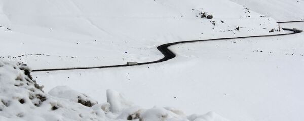 Принудительный спуск снежных лавин на автодороге Бишкек-Ош Принудительный спуск снежных лавин на автодороге Бишкек-Ош - Sputnik Кыргызстан