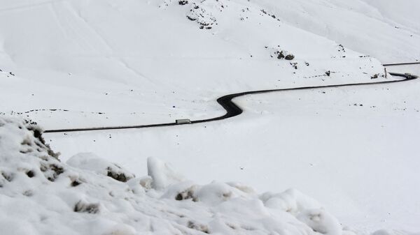 Принудительный спуск снежных лавин на автодороге Бишкек-Ош - Sputnik Кыргызстан