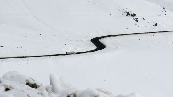 Принудительный спуск снежных лавин на автодороге Бишкек-Ош  - Sputnik Кыргызстан