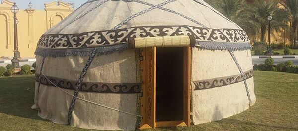 Катарлык шейх Сани бин Абдулла Алсани Катардын улуттук майрамына карата тиктирген кыргыз боз үйү - Sputnik Кыргызстан