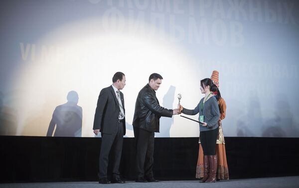В бишкекском кинотеатре Манас состоялась церемония награждения победителей VI Международного кинофестиваля стран СНГ, Грузии и Балтии Кыргызстан — страна короткометражных фильмов - Sputnik Кыргызстан