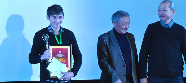 В Бишкеке вручали призы победителям фестиваля короткометражек В Бишкеке вручали призы победителям фестиваля короткометражек - Sputnik Кыргызстан