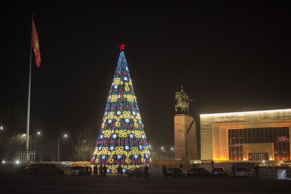 Главная новогодняя елка на площади Ала-Тоо зажженная в тестовом режиме - Sputnik Кыргызстан