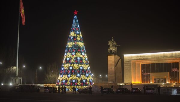Главная новогодняя елка на площади Ала-Тоо зажженная в тестовом режиме - Sputnik Кыргызстан
