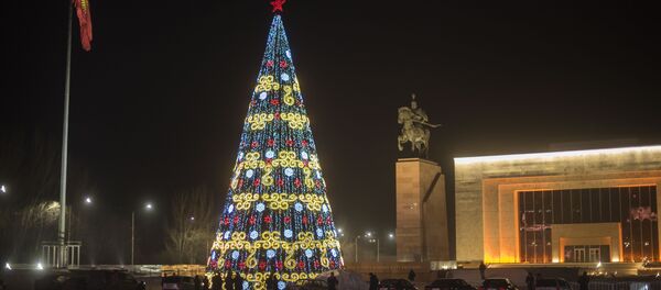 Главная новогодняя елка на площади Ала-Тоо зажженная в тестовом режиме - Sputnik Кыргызстан