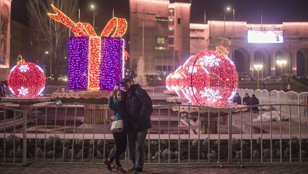 Тестовый запуск главной новогодней елки Кыргызстана - Sputnik Кыргызстан