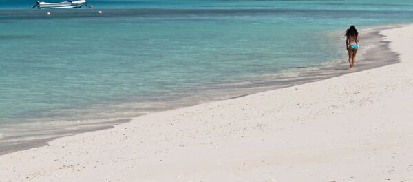 Девушка прогуливается по пляжу. Архивное фото - Sputnik Кыргызстан