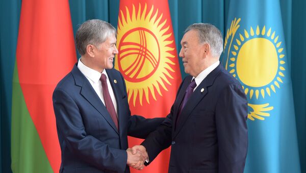 Президенты Казахстана Нурсултан Назарбаев и Кыргызстана Алмазбек Атамбаев. Архивное фото - Sputnik Кыргызстан