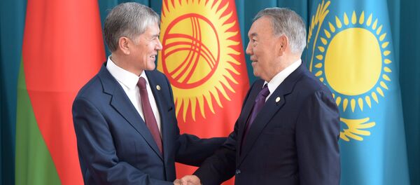 Президенты Казахстана Нурсултан Назарбаев и Кыргызстана Алмазбек Атамбаев. Архивное фото - Sputnik Кыргызстан