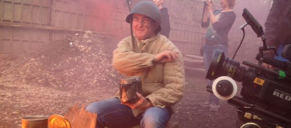 ТНТ телеканалынан көпчүлүк күтүп көргөн Интерны, Универ, Саша Таня, Бородач жана ХБ шоу сериалдарын тарткан топтун оператору Эмил Раев - Sputnik Кыргызстан