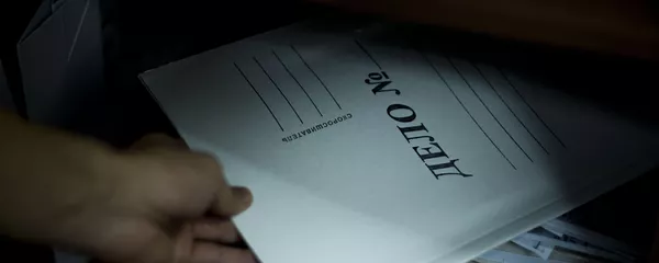 Мужчина вытаскивает папку Дело из полки. Архивное фото Мужчина вытаскивает папку Дело из полки. Архивное фото - Sputnik Кыргызстан