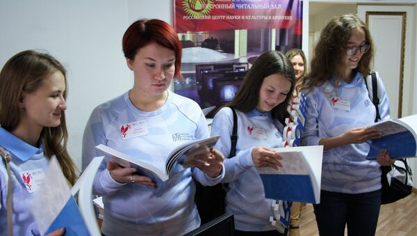 Занятия волонтерами программы Послы русского языка в Кыргызском экономическом университете - Sputnik Кыргызстан