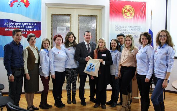 Волонтеры провели встречу с лицеистами, которые учатся при вузе. - Sputnik Кыргызстан