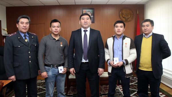 Награждение двух студентов, спасших 6 человек  во время крупного ДТП в тоннеле Тоо-Ашуу - Sputnik Кыргызстан