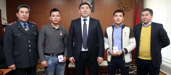 Награждение двух студентов, спасших 6 человек  во время крупного ДТП в тоннеле Тоо-Ашуу - Sputnik Кыргызстан