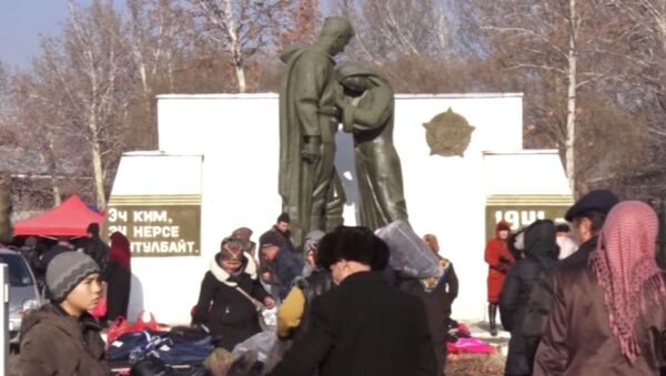 В Сузаке на месте парка памяти павших воинов устроили рынок - Sputnik Кыргызстан