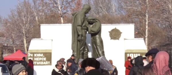 В Сузаке на месте парка памяти павших воинов устроили рынок В Сузаке на месте парка памяти павших воинов устроили рынок - Sputnik Кыргызстан