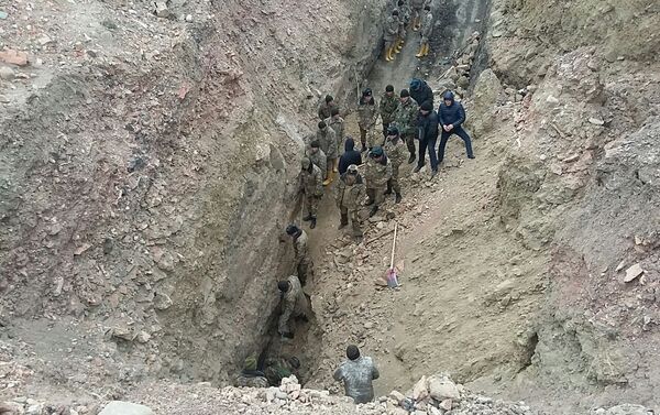 Накануне в 11 часов ночи спасатели вытащили человека из-под завалов в обрушившейся угольной шахте в Таш-Кумыре Джалал-Абадской области. - Sputnik Кыргызстан