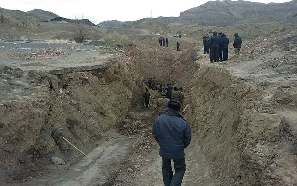 Два человека погибли, один пропал без вести в результате обвала шахты в Таш-Кумыре - Sputnik Кыргызстан