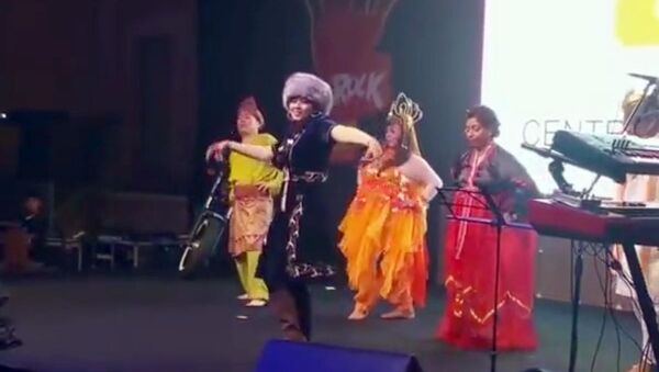 Малазийка танцует кара жорго на корпоративе Футбольной ассоциации Азии - Sputnik Кыргызстан