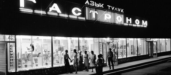 Витрина гастронома в 9-м микрорайоне. Архивное фото - Sputnik Кыргызстан