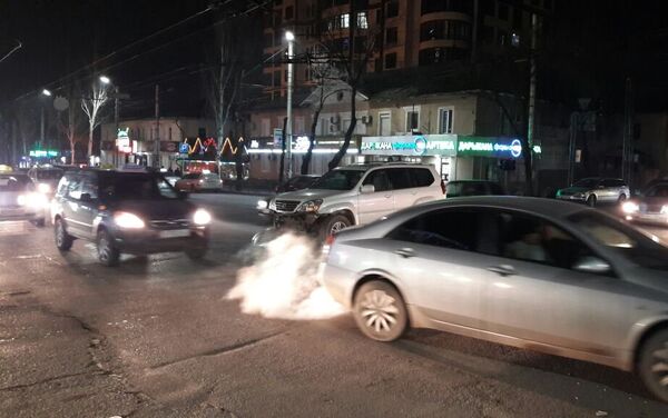 В ночь с субботы на воскресенье на пересечении проспекта Байтик Баатыра и улицы Горького произошло дорожно-транспортное происшествие - Sputnik Кыргызстан