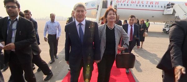 Сумятица с цветами и крепкие рукопожатия — прибытие Атамбаева в Индию - Sputnik Кыргызстан