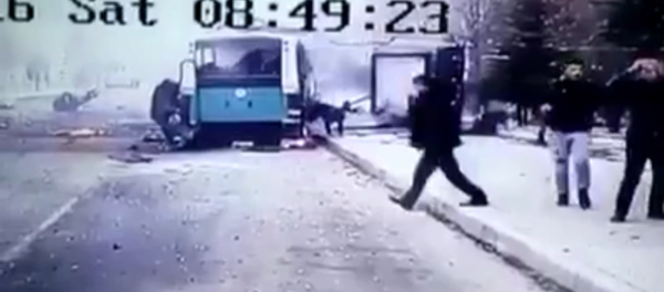 Момент взрыва заминированной машины возле автобуса с военными в турецком Кайсери Момент взрыва заминированной машины возле автобуса с военными в турецком Кайсери - Sputnik Кыргызстан