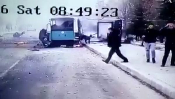 Момент взрыва заминированной машины возле автобуса с военными в турецком Кайсери - Sputnik Кыргызстан
