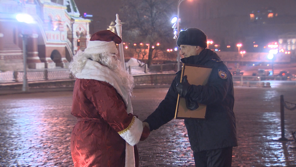 Дед Мороз доставил на Красную площадь новогоднюю ель из Подмосковья - Sputnik Кыргызстан