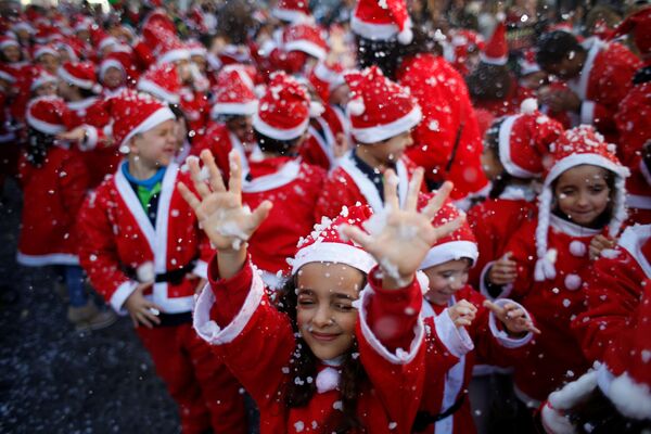 Детский благотворительный парад Санта-Клаусов в Лиссабоне - Sputnik Кыргызстан