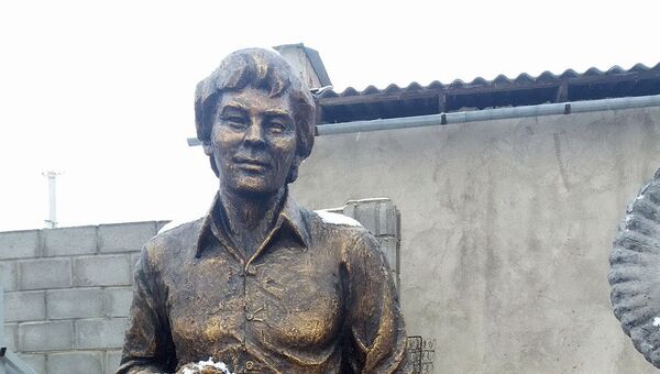 Памятник певцу Чубаку Сатаеву в Таласе - Sputnik Кыргызстан