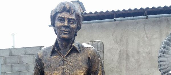 Памятник певцу Чубаку Сатаеву в Таласе - Sputnik Кыргызстан