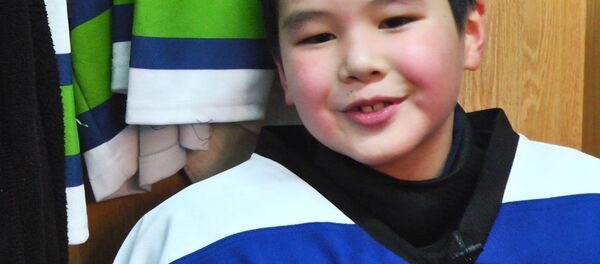 Келечектин хоккеисти, сегиз жашар чабуулчу Нуртемир. Муз үстүндө төгүлгөн тер - Sputnik Кыргызстан