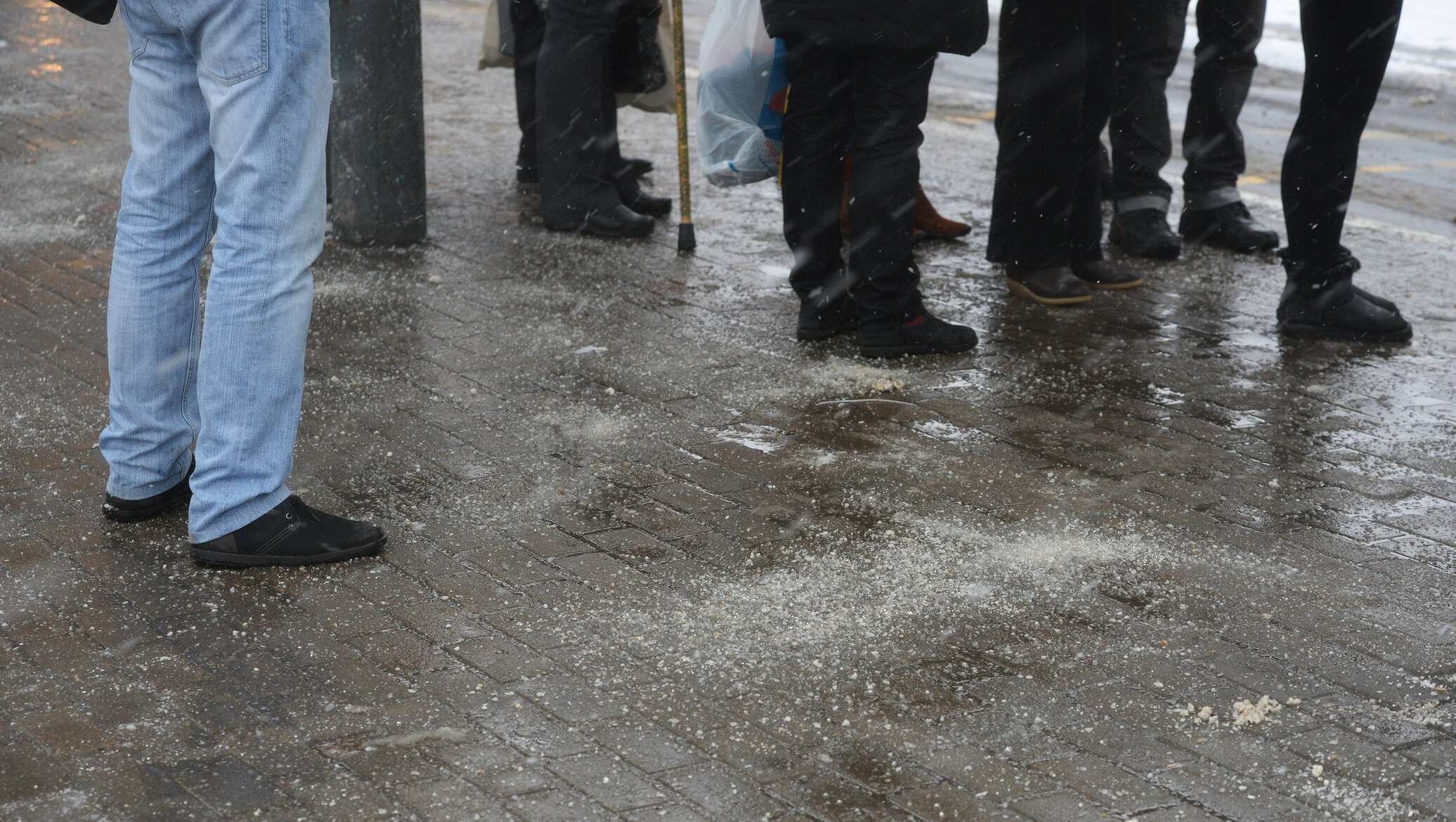 Есть ли гололед. Гололёд. Гололёд на тротуарах в Москве. Реагенты в Москве. Посыпаю реагентом тротуары.