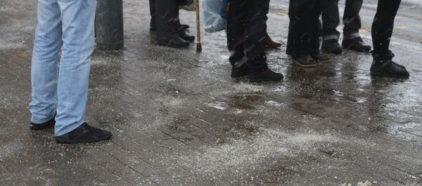 Обработка дорог противогололедными реагентами в Москве - Sputnik Кыргызстан