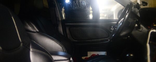 Мужчина имитирует вскрытие автомобиля. Архивное фото - Sputnik Кыргызстан